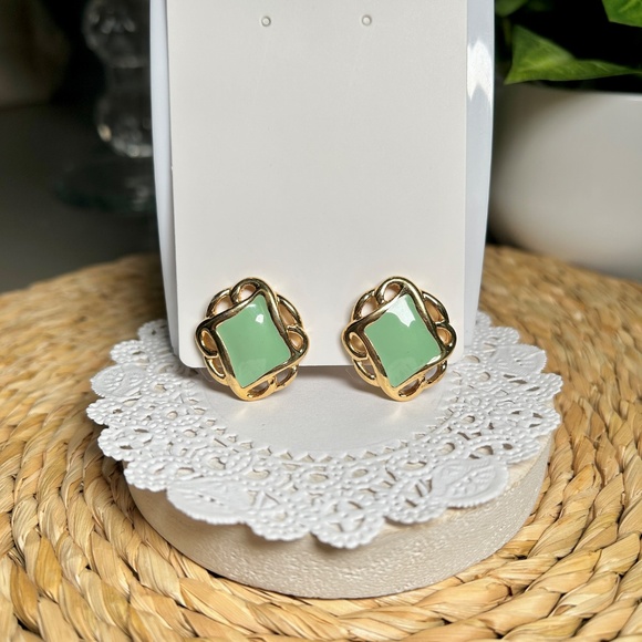 Vintage Monet Green Enamel Gold Tone Open Filigree Clip-On Oval Earrings - Picture 6 of 10